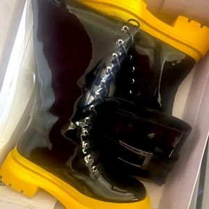 Boots black and yellow